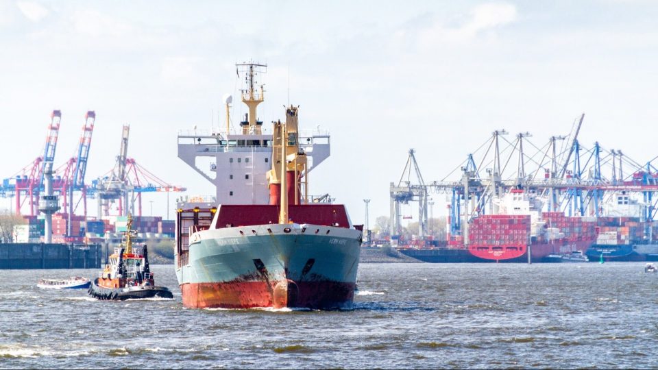 Båt kör ifrån hamn