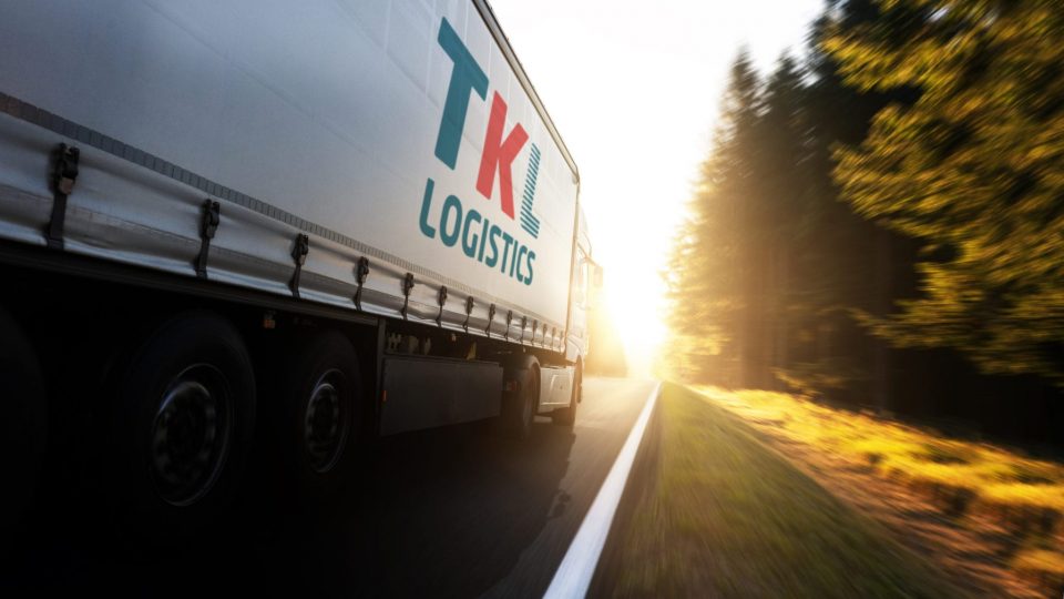 Lastbilsfrakt med vit lastbil med TKL Logistics logga.