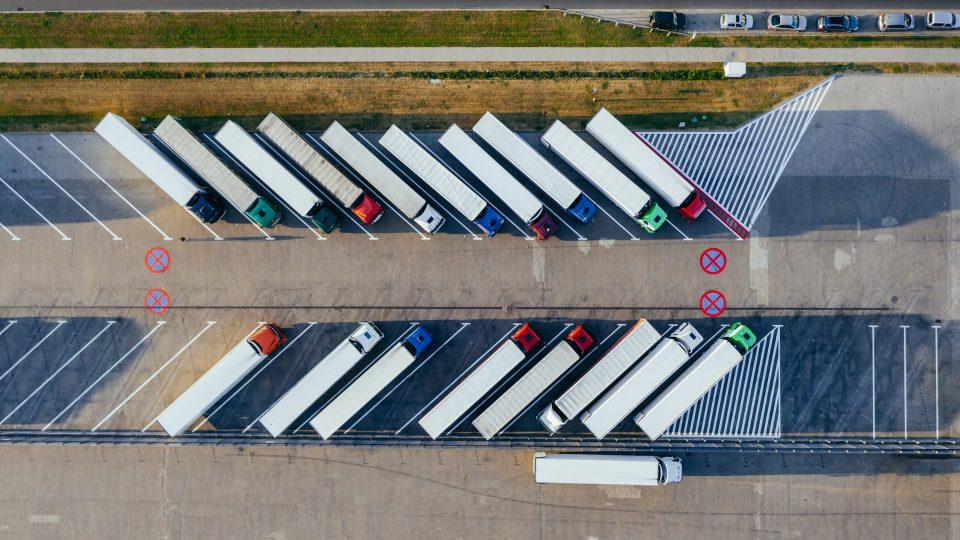 FLera lastbilar snyggt parkerade