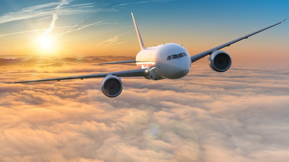 Flygplan ovanför molnen.