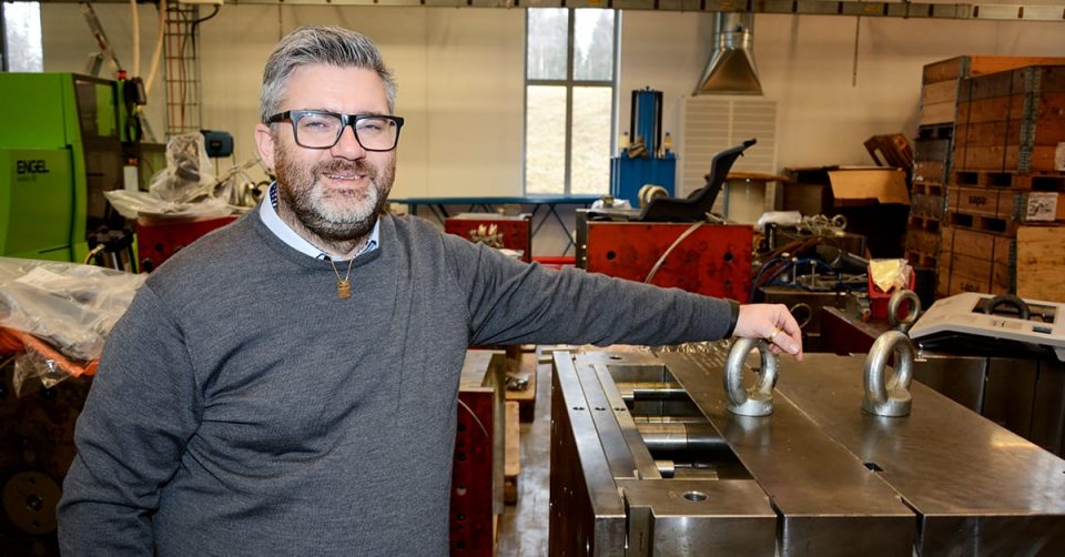 Stebri, man i industrilokal.