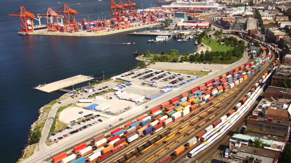 Översiktsfoto över både tågfrakt och en hamn för båtfrakt.