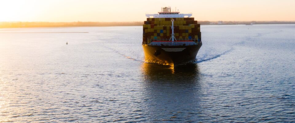 Båttransport framifrån med land i horisonten