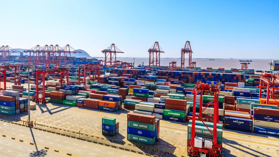 Lasthamn med containrar.