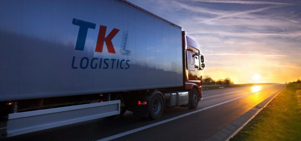 Lastbilstransport kör i solnedgång