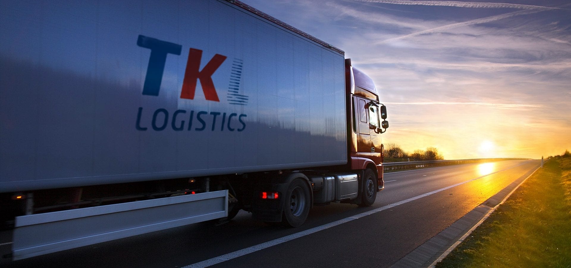 Lastbilstransport kör i solnedgång