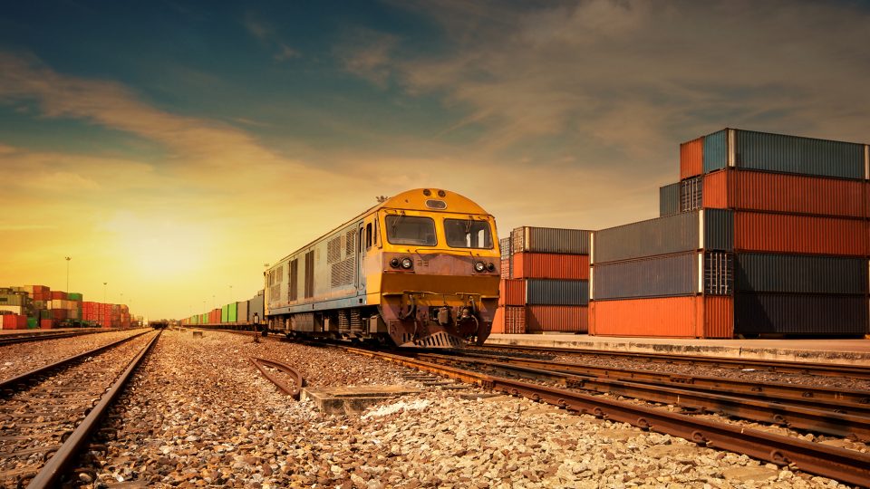 Tågtransport genom containerpark.