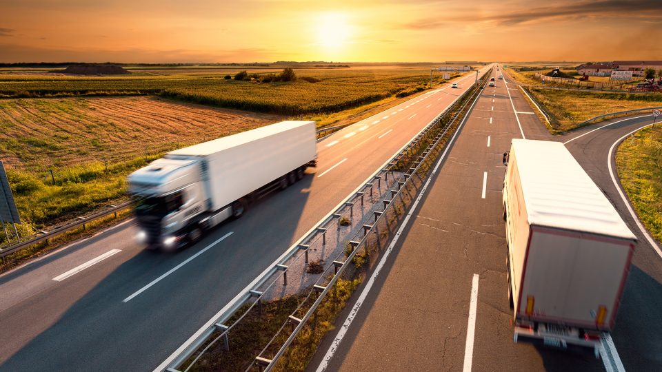 Flera lastbilar på väg med gods.