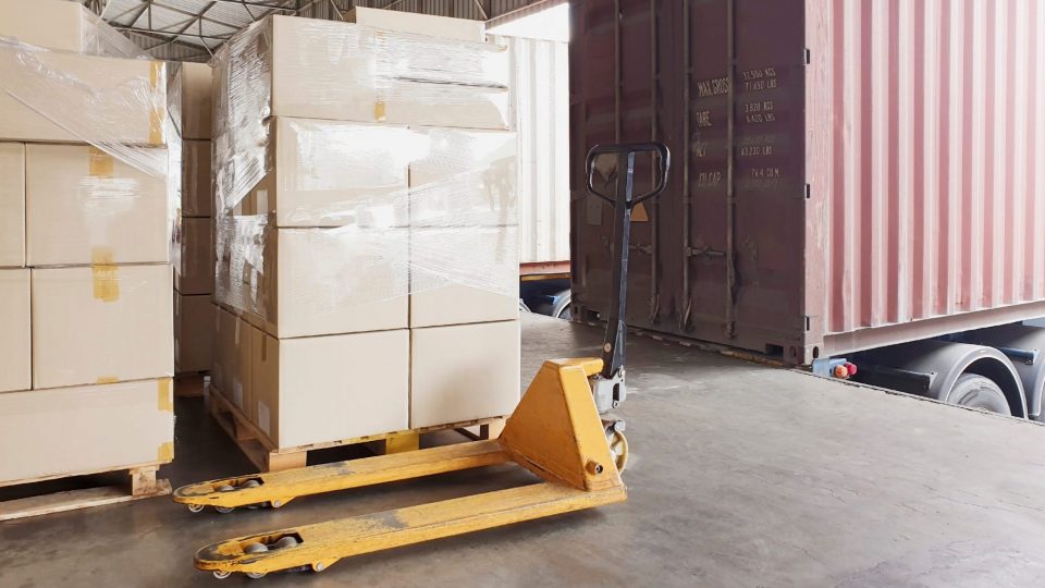 Tryck för att lasta lastbil för lastbilstransport.