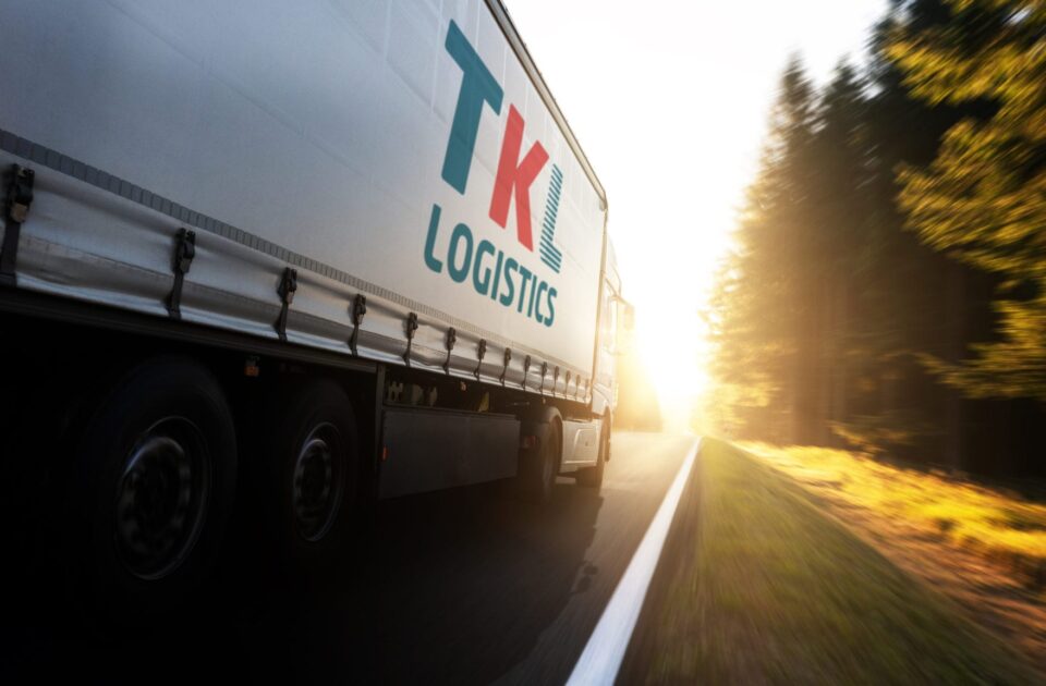 Lastbilsfrakt med vit lastbil med TKL Logistics logga.
