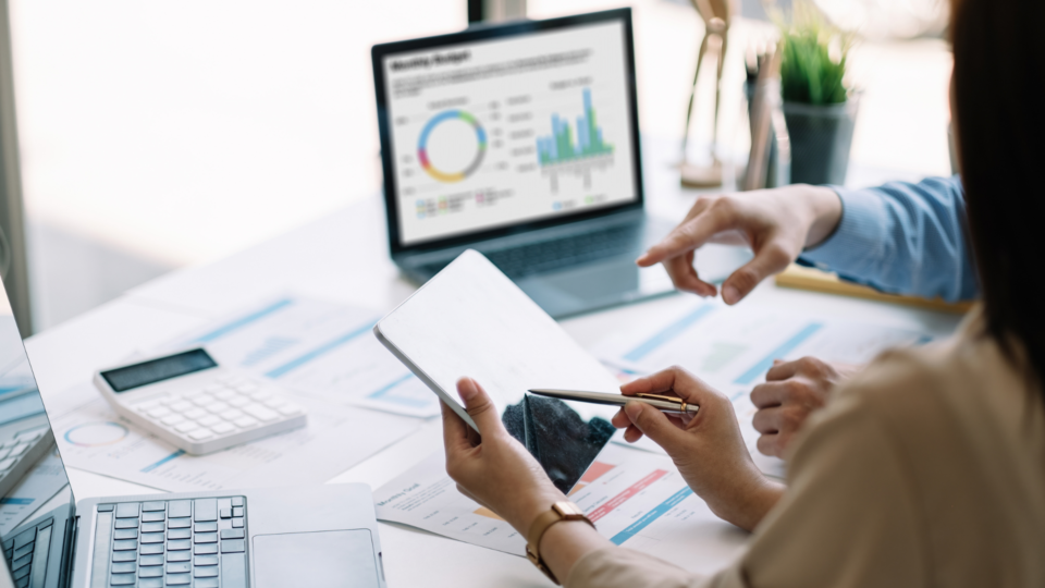 Kvinna visar analyser över speditörs transporter.