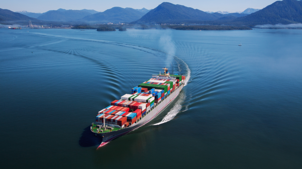 Båtfrakt på vatten