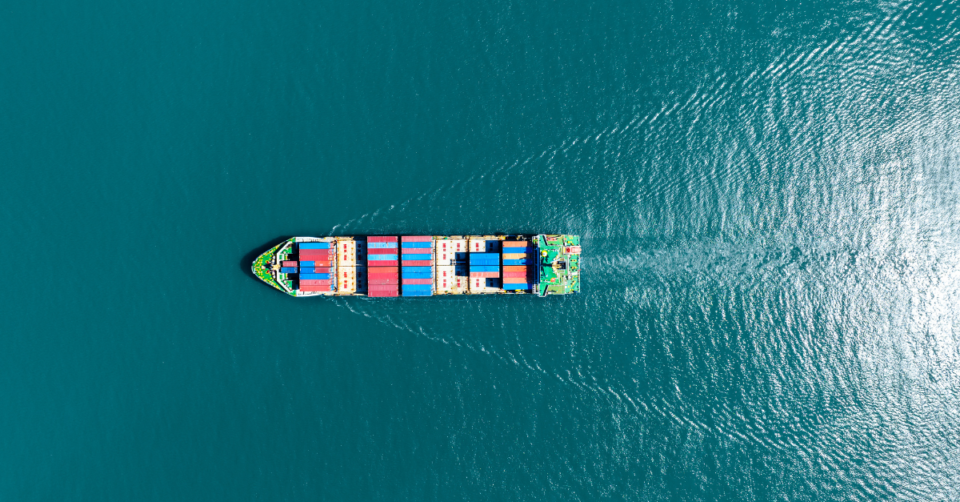 Fraktfartyg som åker på havet sett uppifrån.