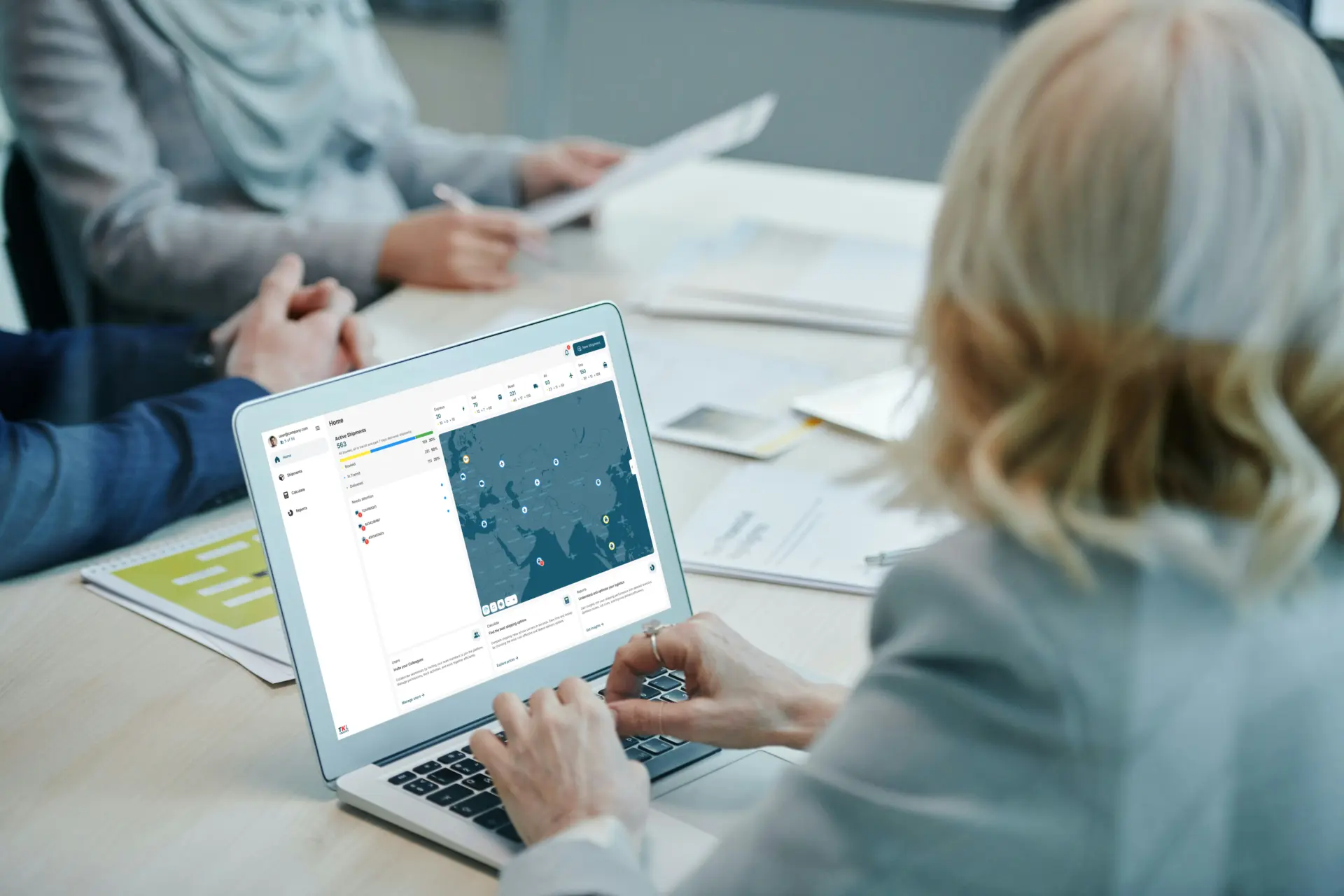 Person som använder TKL Dispatch i frakt- och logistiksyfte.