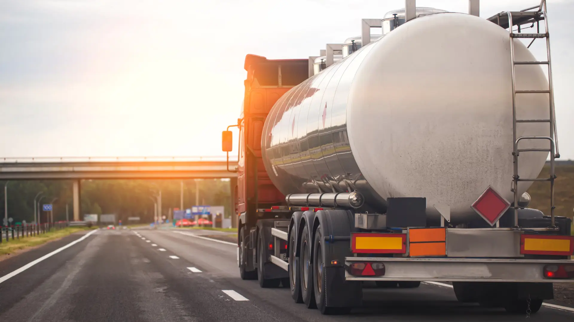 Lastbil i solnedgången